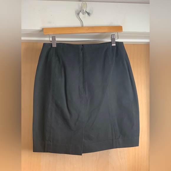Banana Republic Classic Black Women's Pencil Skirt. Size-4P - Picture 3 of 4